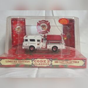 Code 3 -  Christmas - 2001  MACK CF Pumper  #12356
